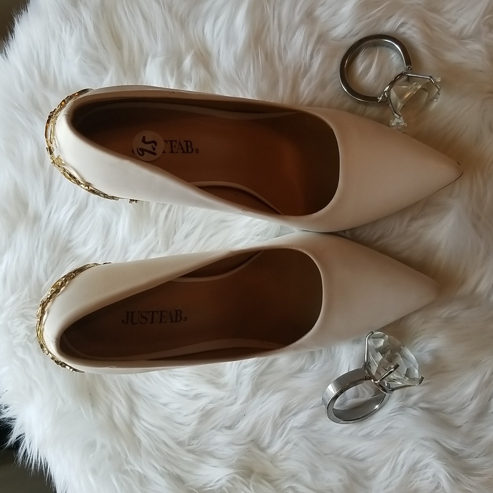 Size 9.5 White with gold embellishment just fab heels